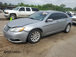 2013 Chrysler 200 Touring z VIN 1C3CCBBG8DN528490, wystawiony jako Copart lot #53862035 z przebiegiem 187 812 mil mil oraz Szkoda całkowita • Salvage title. Historia ofert i sprzedaży dostępna na DreamBid. Obrazek 1.