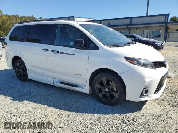 2020 Toyota Sienna SE with VIN 5TDXZ3DC9LS050441, listed as a Copart auction lot 77310274 with 43,452 mi miles and Salvage Title. Bid and sale history available at carsss.com. Image 4.