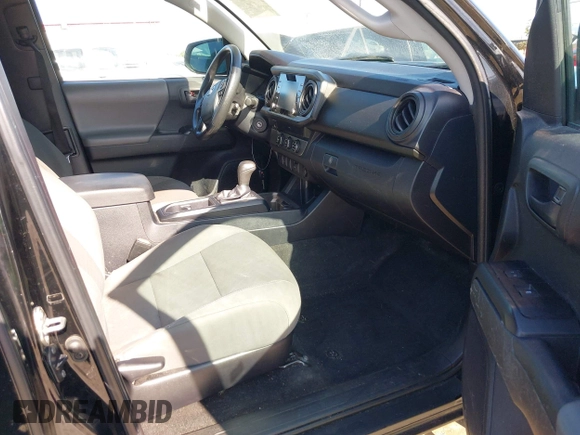 2020 Toyota Tacoma SR z VIN 3TYRZ5CN7LT000455, wystawiony jako IAAI lot #42313072 z przebiegiem 43 815 mil mil oraz . Historia ofert i sprzedaży dostępna na DreamBid. Obrazek 5.
