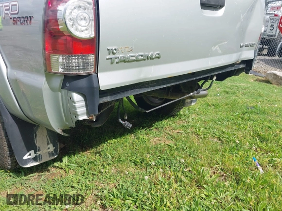 2009 Toyota Tacoma with VIN 3TMLU42N19M034332, listed as a IAAI auction lot 42157119 with 195,272 mi miles and . Bid and sale history available at DreamBid. Image 6.