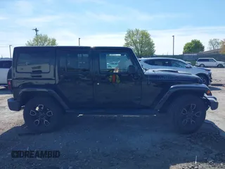 2017 Jeep Wrangler Unlimited Sahara z VIN 1C4BJWEG4HL692465, wystawiony jako IAAI lot #42097994 z przebiegiem 135 692 mil mil oraz . Historia ofert i sprzedaży dostępna na DreamBid. Obrazek 13.