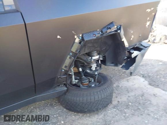 2024 Tesla Cybertruck z VIN 7G2CEHED5RA015790, wystawiony jako IAAI lot #41587683 z przebiegiem 5 867 mil mil oraz . Historia ofert i sprzedaży dostępna na DreamBid. Obrazek 19.