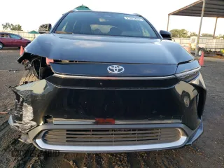 2023 Toyota bZ4X XLE z VIN JTMAAAAA9PA001408, wystawiony jako Copart lot #81972433 z przebiegiem 10 917 mil mil oraz . Historia ofert i sprzedaży dostępna na DreamBid. Obrazek 5.