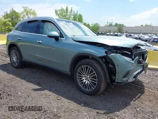 2025 Mercedes-Benz GLC 300 z VIN W1NKM4HB7SF357792, wystawiony jako IAAI lot #42177374 z przebiegiem 982 mil mil oraz . Historia ofert i sprzedaży dostępna na DreamBid. Obrazek 1.