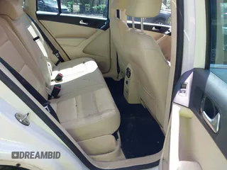 2017 Volkswagen Tiguan Wolfsburg Edition z VIN WVGSV7AX5HK003552, wystawiony jako IAAI lot #41989058 z przebiegiem 109 127 mil mil oraz . Historia ofert i sprzedaży dostępna na DreamBid. Obrazek 8.