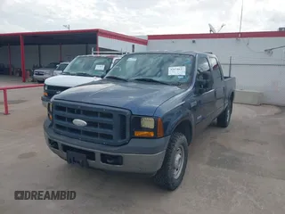 2006 Ford F-250 XL z VIN 1FTSW21P16ED82243, wystawiony jako IAAI lot #42674637 z przebiegiem 153 467 mil mil oraz . Historia ofert i sprzedaży dostępna na DreamBid. Obrazek 6.