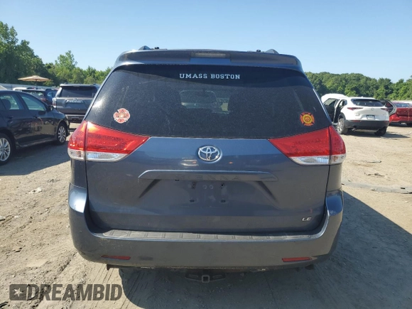 2013 Toyota Sienna LE AAS z VIN 5TDKK3DC5DS327389, wystawiony jako Copart lot #62218155 z przebiegiem 144 954 mil mil oraz Czysty tytuł • Clean title. Historia ofert i sprzedaży dostępna na DreamBid. Obrazek 6.