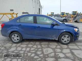 2012 Chevrolet Sonic LS z VIN 1G1JA5SH6C4199806, wystawiony jako IAAI lot #41454660 z przebiegiem 124 691 mil mil oraz . Historia ofert i sprzedaży dostępna na DreamBid. Obrazek 13.