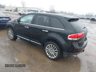 2012 Lincoln MKX z VIN 2LMDJ8JK1CBL02848, wystawiony jako IAAI lot #41845492 z przebiegiem 177 478 mil mil oraz . Historia ofert i sprzedaży dostępna na DreamBid. Obrazek 3.