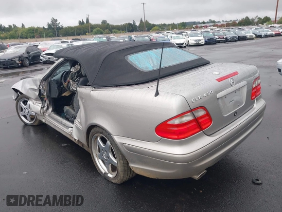 2003 Mercedes-Benz CLK 320/430 z VIN WDBLK70G23T136676, wystawiony jako IAAI lot #40448132 z przebiegiem 71 610 mil mil oraz . Historia ofert i sprzedaży dostępna na DreamBid. Obrazek 3.