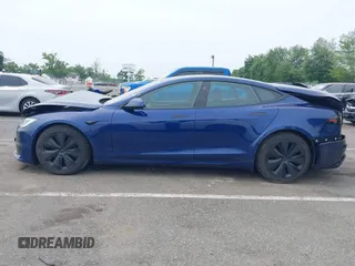 2022 Tesla Model S z VIN 5YJSA1E55NF493604, wystawiony jako IAAI lot #42503731 z przebiegiem 37 961 mil mil oraz . Historia ofert i sprzedaży dostępna na DreamBid. Obrazek 13.