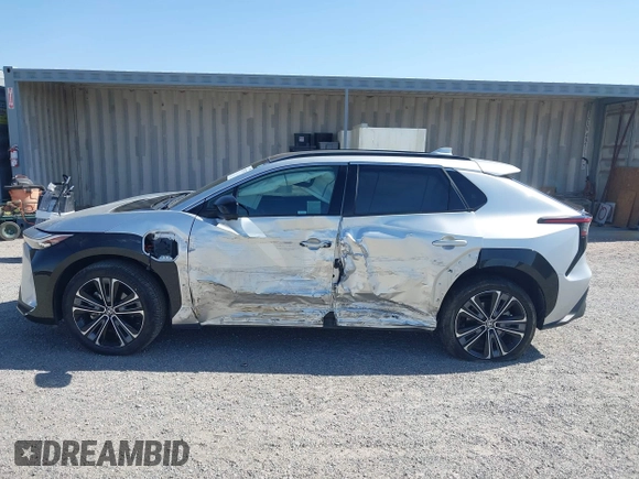 2023 Toyota bZ4X XLE z VIN JTMAAAAA6PA015170, wystawiony jako IAAI lot #42119233 z przebiegiem 64 284 mil mil oraz . Historia ofert i sprzedaży dostępna na DreamBid. Obrazek 14.