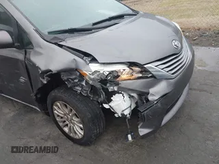2017 Toyota Sienna XLE Auto Access Seat with VIN 5TDYZ3DC9HS818821, listed as a IAAI auction lot 41505304 with 74,295 mi miles. Bid and sale history available at carsss.com. Image 6.