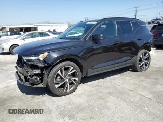 2020 Volvo XC40 R-Design z VIN YV4162UM3L2273449, wystawiony jako Copart lot #52401055 z przebiegiem 25 887 mil mil oraz Szkoda całkowita • Salvage title. Historia ofert i sprzedaży dostępna na DreamBid. Obrazek 1.