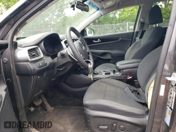2019 Kia Sorento LX z VIN 5XYPG4A57KG486895, wystawiony jako Copart lot #58470815 z przebiegiem 151 217 mil mil oraz Czysty tytuł • Clean title. Historia ofert i sprzedaży dostępna na DreamBid. Obrazek 7.