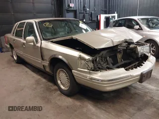 1997 Lincoln Town Car Signature z VIN 1LNLM82WXVY749412, wystawiony jako IAAI lot #42052369 z przebiegiem 92 002 mil mil oraz . Historia ofert i sprzedaży dostępna na DreamBid. Obrazek 1.
