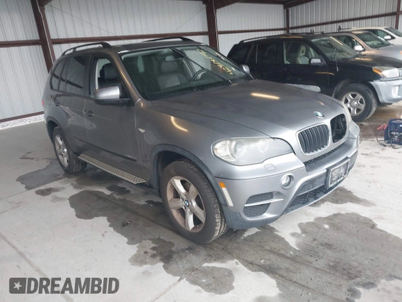 2011 BMW X5 35i z VIN 5UXZV4C50BL402270, wystawiony jako IAAI lot #42306042 z przebiegiem 166 977 mil mil oraz . Historia ofert i sprzedaży dostępna na DreamBid. Obrazek 1.