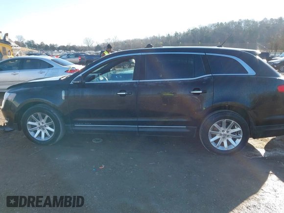 2018 Lincoln MKT with VIN 2LMHJ5NK5JBL02245, listed as a IAAI auction lot 41430571 with 293,537 mi miles and . Bid and sale history available at carsss.com. Image 14.