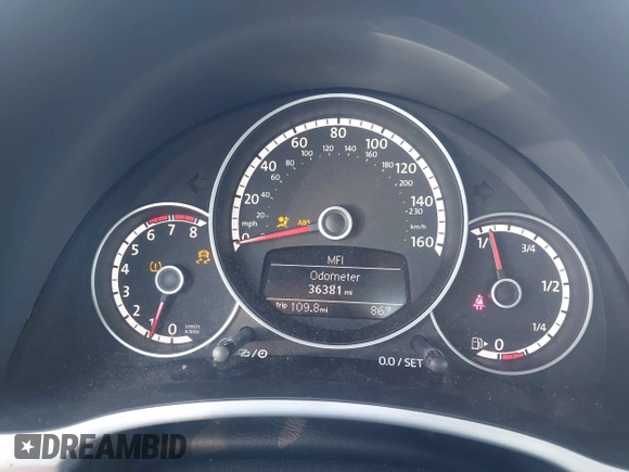 2014 Volkswagen Beetle 1.8T z VIN 3VWJ17AT9EM664866, wystawiony jako IAAI lot #42157223 z przebiegiem 36 381 mil mil oraz . Historia ofert i sprzedaży dostępna na DreamBid. Obrazek 7.