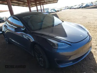 2022 Tesla Model 3 Long Range z VIN 5YJ3E1EB5NF205806, wystawiony jako IAAI lot #42063489 z przebiegiem 63 307 mil mil oraz . Historia ofert i sprzedaży dostępna na DreamBid. Obrazek 1.