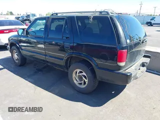 2000 Chevrolet Blazer LT z VIN 1GNDT13W0Y2353621, wystawiony jako IAAI lot #42053605 z przebiegiem 164 160 mil mil oraz . Historia ofert i sprzedaży dostępna na DreamBid. Obrazek 3.
