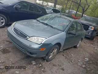 2005 Ford Focus S with VIN 1FAFP34N15W292541, listed as a IAAI auction lot 41970717 with 172,323 mi miles. Bid and sale history available at carsss.com. Image 2.