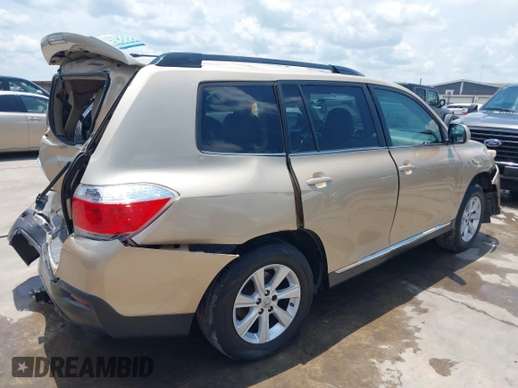 2011 Toyota Highlander z VIN 5TDBK3EH2BS042799, wystawiony jako IAAI lot #39900598 z przebiegiem 232 331 mil mil oraz . Historia ofert i sprzedaży dostępna na DreamBid. Obrazek 4.