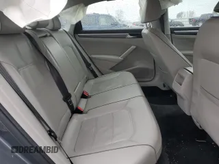 2018 Volkswagen Passat S z VIN 1VWAA7A35JC007820, wystawiony jako Copart lot #43833425 z przebiegiem 78 434 mil mil oraz Szkoda całkowita • Salvage title. Historia ofert i sprzedaży dostępna na DreamBid. Obrazek 10.