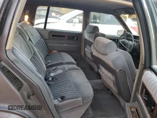 1985 Cadillac Fleetwood z VIN 1G6CB6984F4325337, wystawiony jako Copart lot #82255894 z przebiegiem 46 192 mil mil oraz Czysty tytuł • Clean title. Historia ofert i sprzedaży dostępna na DreamBid. Obrazek 10.