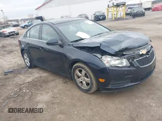 2014 Chevrolet Cruze 1LT z VIN 1G1PC5SB1E7248119, wystawiony jako IAAI lot #41653001 z przebiegiem 142 043 mil mil oraz . Historia ofert i sprzedaży dostępna na DreamBid. Obrazek 1.