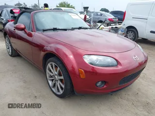2006 Mazda MX-5 Miata Grand Touring z VIN JM1NC25FX60100475, wystawiony jako IAAI lot #42436966 z przebiegiem 123 632 mil mil oraz . Historia ofert i sprzedaży dostępna na DreamBid. Obrazek 1.