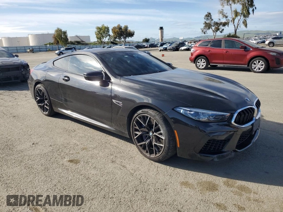 2020 BMW M8 z VIN WBSAE0C00LCD49661, wystawiony jako Copart lot #49926535 z przebiegiem 33 098 mil mil oraz Szkoda całkowita • Salvage title. Historia ofert i sprzedaży dostępna na DreamBid. Obrazek 4.