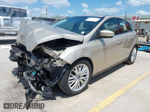 2018 Ford Focus Titanium z VIN 1FADP3N25JL279623, wystawiony jako IAAI lot #42534936 z przebiegiem 74 440 mil mil oraz . Historia ofert i sprzedaży dostępna na DreamBid. Obrazek 2.