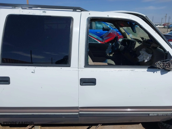 1998 GMC Suburban with VIN 1GKEC16RXWJ731468, listed as a IAAI auction lot 41945613 with 236,854 mi miles. Bid and sale history available at carsss.com. Image 13.