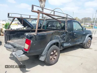 1999 Nissan Frontier XE z VIN 1N6ED26Y5XC321492, wystawiony jako IAAI lot #42116307 z przebiegiem 446 841 mil mil oraz . Historia ofert i sprzedaży dostępna na DreamBid. Obrazek 4.