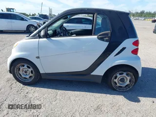 2013 Smart fortwo Pure z VIN WMEEJ3BA5DK619182, wystawiony jako IAAI lot #41857040 z przebiegiem 84 840 mil mil oraz . Historia ofert i sprzedaży dostępna na DreamBid. Obrazek 15.