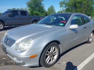 2003 Mercedes-Benz C 230 Kompressor z VIN WDBRN40J73A485209, wystawiony jako IAAI lot #42304130 z przebiegiem 66 209 mil mil oraz . Historia ofert i sprzedaży dostępna na DreamBid. Obrazek 2.