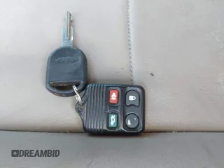 2005 Ford Mustang Deluxe z VIN 1ZVFT84N455183240, wystawiony jako IAAI lot #42142157 z przebiegiem Nie podano mil oraz . Historia ofert i sprzedaży dostępna na DreamBid. Obrazek 11.