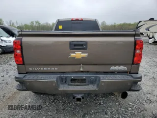 2015 Chevrolet Silverado 3500HD High Country z VIN 1GC4K1E84FF551263, wystawiony jako Copart lot #51272545 z przebiegiem 249 026 mil mil oraz Tytuł czysty. Historia ofert i sprzedaży dostępna na DreamBid. Obrazek 6.