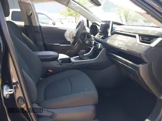 2023 Toyota RAV4 LE z VIN 2T3F1RFV1PC370198, wystawiony jako IAAI lot #42146933 z przebiegiem 19 984 mil mil oraz . Historia ofert i sprzedaży dostępna na DreamBid. Obrazek 5.
