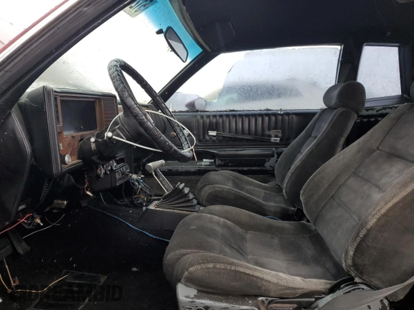 1981 Chevrolet Monte Carlo z VIN 1G1AZ37K7BB423127, wystawiony jako Copart lot #51288275 z przebiegiem 86 962 mil mil oraz Tytuł czysty. Historia ofert i sprzedaży dostępna na DreamBid. Obrazek 7.