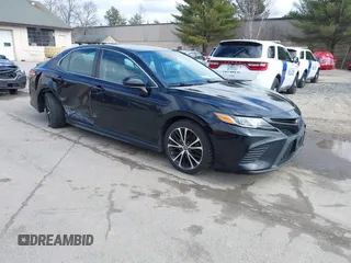 2019 Toyota Camry LE z VIN 4T1B11HK0KU702604, wystawiony jako IAAI lot #41856371 z przebiegiem 132 863 mil mil oraz . Historia ofert i sprzedaży dostępna na DreamBid. Obrazek 1.