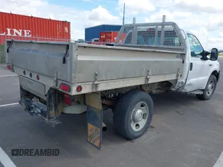 2005 Ford F-350 XL z VIN 1FDSF34575EC16707, wystawiony jako IAAI lot #42140911 z przebiegiem 93 732 mil mil oraz . Historia ofert i sprzedaży dostępna na DreamBid. Obrazek 4.