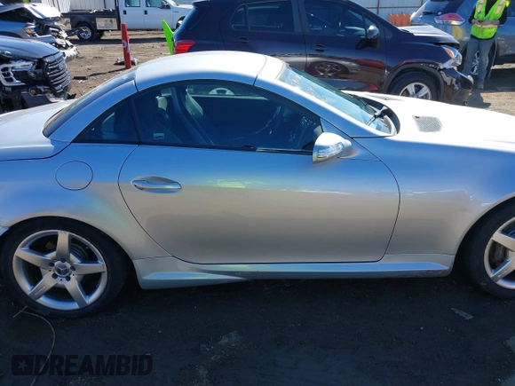 2005 Mercedes-Benz SLK 230/320 z VIN WDBWK56FX5F052512, wystawiony jako IAAI lot #41685458 z przebiegiem 46 186 mil mil oraz . Historia ofert i sprzedaży dostępna na DreamBid. Obrazek 13.