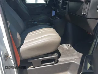 2014 Chevrolet Express Cargo z VIN 1GCSGAFX1E1168424, wystawiony jako IAAI lot #42610312 z przebiegiem 245 507 mil mil oraz . Historia ofert i sprzedaży dostępna na DreamBid. Obrazek 5.