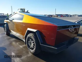 2024 Tesla Cybertruck z VIN 7G2CEHED3RA021703, wystawiony jako IAAI lot #41392666 z przebiegiem 7 244 mil mil oraz . Historia ofert i sprzedaży dostępna na DreamBid. Obrazek 3.