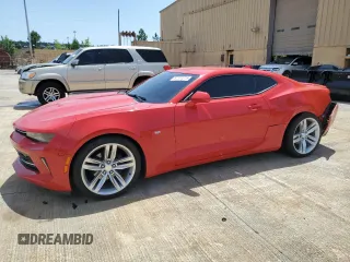 2018 Chevrolet Camaro 1LT z VIN 1G1FB1RX6J0187572, wystawiony jako Copart lot #57117215 z przebiegiem 63 740 mil mil oraz Szkoda całkowita • Salvage title. Historia ofert i sprzedaży dostępna na DreamBid. Obrazek 1.
