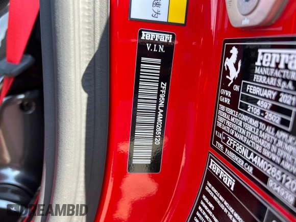 2021 Ferrari SF90 z VIN ZFF95NLA4M0265120, wystawiony jako Copart lot #55701215 z przebiegiem 5000 mil mil oraz Szkody całkowita. Historia ofert i sprzedaży dostępna na DreamBid. Obrazek 10.