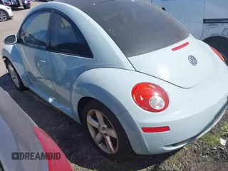 2010 Volkswagen New Beetle Coupe with VIN 3VWRG3AG8AM028074, listed as a IAAI auction lot 41932970 with 1 mi miles. Bid and sale history available at carsss.com. Image 3.