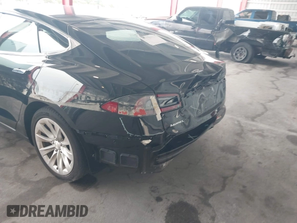 2017 Tesla Model S 60 z VIN 5YJSA1E17HF179051, wystawiony jako IAAI lot #42430013 z przebiegiem 201 174 mil mil oraz . Historia ofert i sprzedaży dostępna na DreamBid. Obrazek 21.